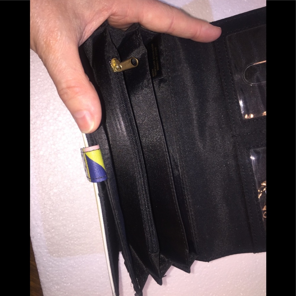 Safe Keeper Geometric Design Wallet - Picture 9 of 12